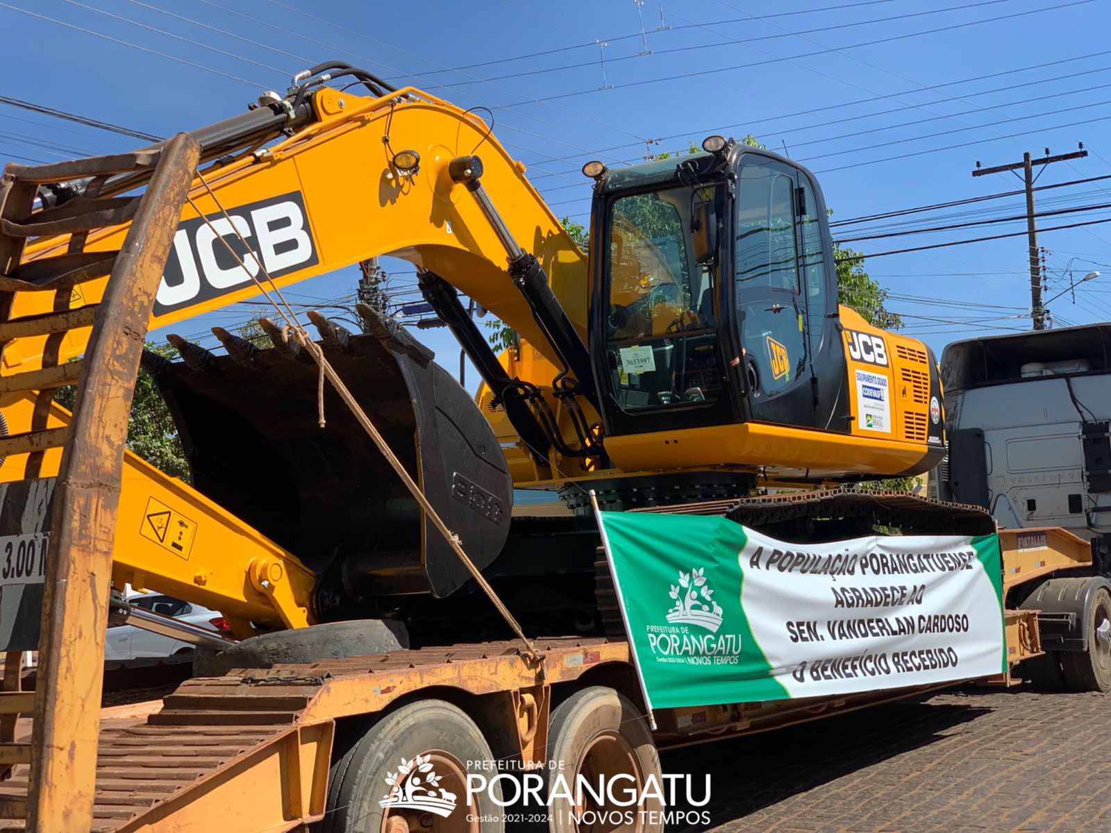 PREFEITA VANUZA VALADARES RECEBE SENADOR VANDERLAN CARDOSO EM PORANGATU PARA A ENTREGA DE UMA ESCAVADEIRA HIDRÁULICA