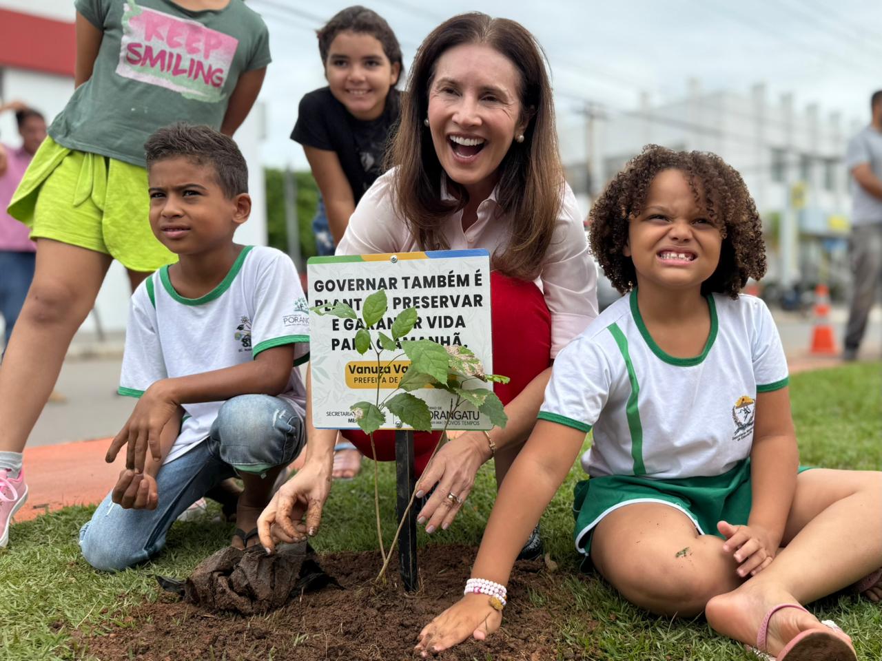 GOVERNO DE PORANGATU REALIZA PLANTIO DE MUDAS DE IPÊ AMARELO NA AVENIDA FEDERAL